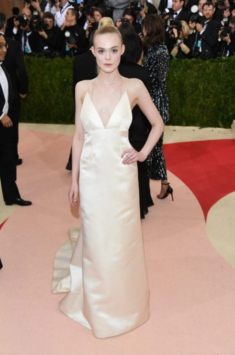 Vestido Elle Fanning Satin Slip sem costas para celebridades Met